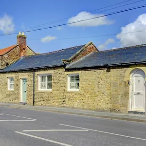 Kist Accommodates - Red - Close To The Races Catterick Bridge